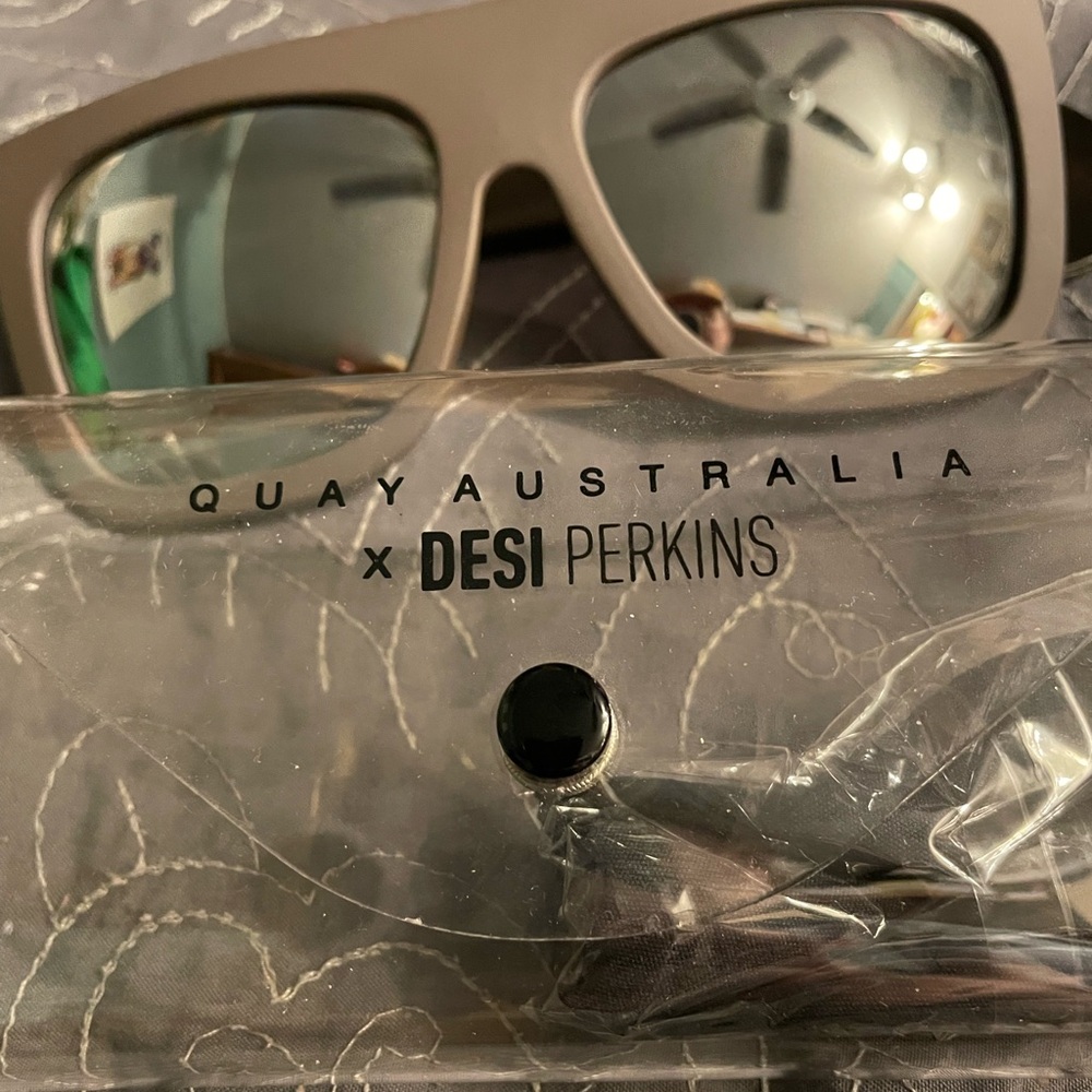 Quay Australia Transparent Sunglasses desi perkins mirror lenses